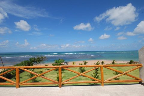 Beachfront penthouse for sale at Guarajuba Bahia